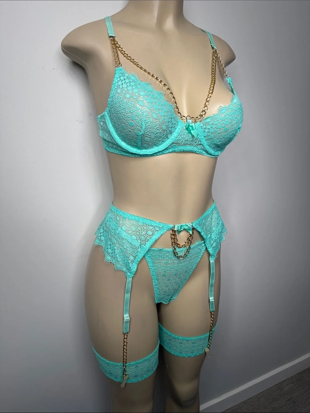 Delicate Lace 5 Piece Lingerie Set with Gold Chain Accents - Aqua